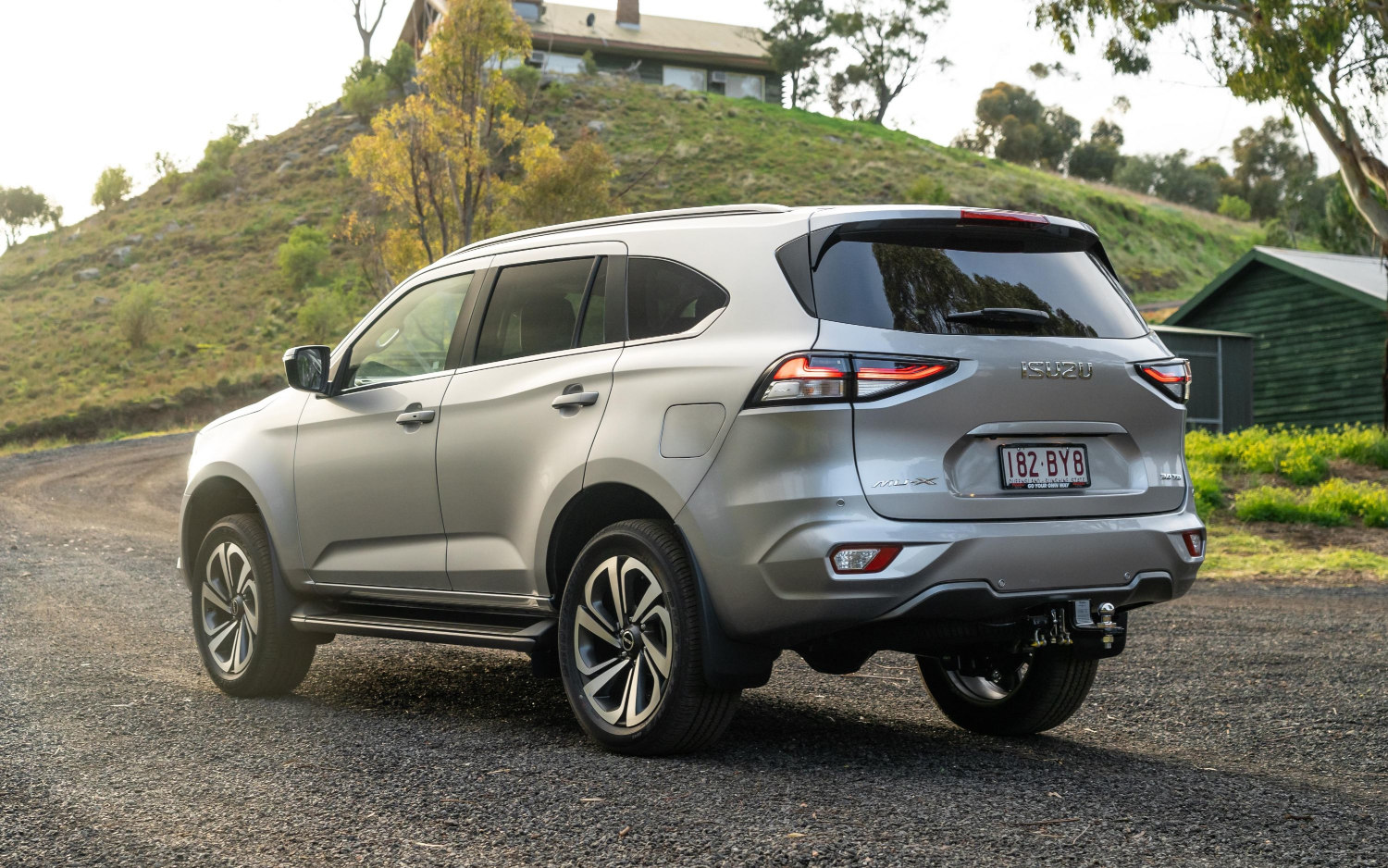Comparison ISUZU MU X LS M 2022 Vs Ford Equator Titanium 2021 